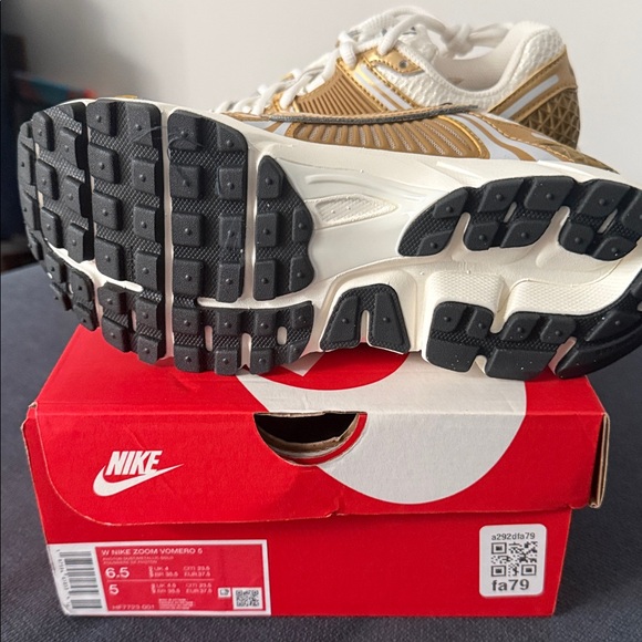 Brand new Nike Zoom Vomero 5 Women’s Gold and White Sneakers - Picture 2 of 4